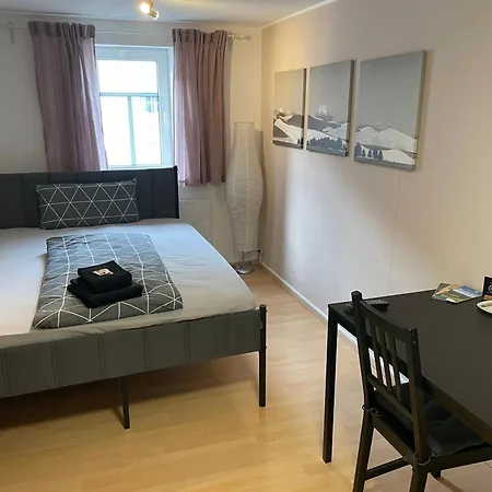 Om Exklusives Zimmer, Wlan, Geteiltes Bad Und Kueche 홈스테이